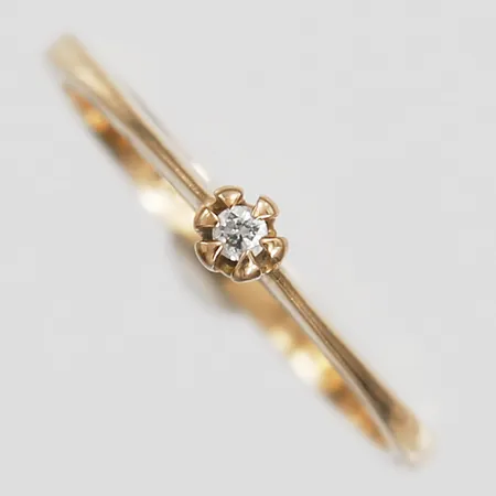 Ring, stjärnringen, med briljantslipad diamant 0,02ct, enligt gravyr, stl: 16, 18K guld Vikt: 1,6 g