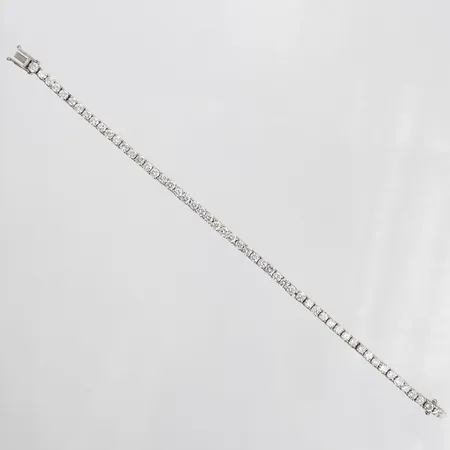 Armband, rivière, med briljantslipade diamanter, 54 x ca 0,10ct, totalt ca 5,40ct, kvalitet ca TW-Ca(F-M)/VS-SI, 4st diamanter möjligen syntetiska, bucklig, brott på kedja, längd 17½cm, bredd 3mm, 18K vitguld Vikt: 11,7 g