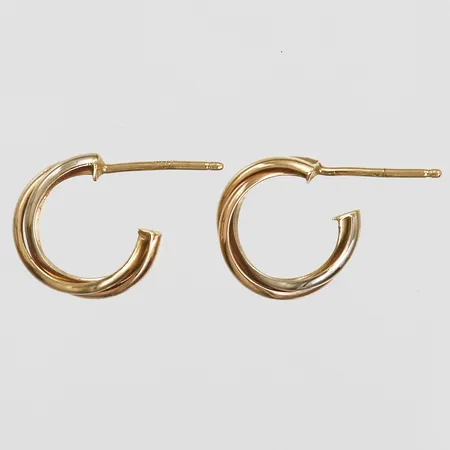 Ett par örhängen i trefärgat guld, höjd 14mm, bredd 3,5mm, stift, snurrebussar saknas, 18K guld Vikt: 2,5 g