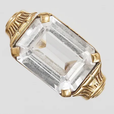 Ring med smaragdslipad vit sten, stl: 16½, 18K guld Vikt: 2,7 g