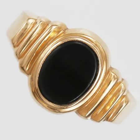 Klackring med svart sten, stl: 17¾, bredd: 3 - 12 mm, 18K guld. Vikt: 2,6 g