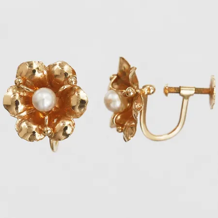 Ett par örhängen i form av blommor med odlade saltvattenpärlor, höjd: 13 mm, bredd: 13 mm, skruvmodell, slitage på pärla, 18K guld. Vikt: 2,6 g