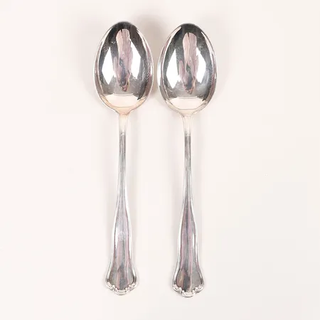 Två matskedar, modell Hallbergs Kungsholm, C. G. Hallbergs Guldsmedsaktiebolag, längd: 208mm, Stockholm år 1962, silver. Vikt: 150,7 g