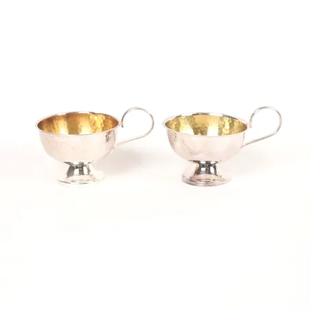 Två punschkoppar, hamrad dekor, höjd: 4,2 - 4,4 cm, Ø ca 6,5 cm, italienska stämplar, ojämnheter, 830/1000 silver. Vikt: 61,7 g
