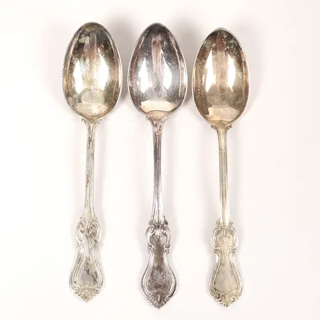 Tre bordsskedar, modell Olga, GAB och C. G. Hallbergs Guldsmedsaktiebolag, längd: 180mm, gravyr, silver. Vikt: 149,7 g