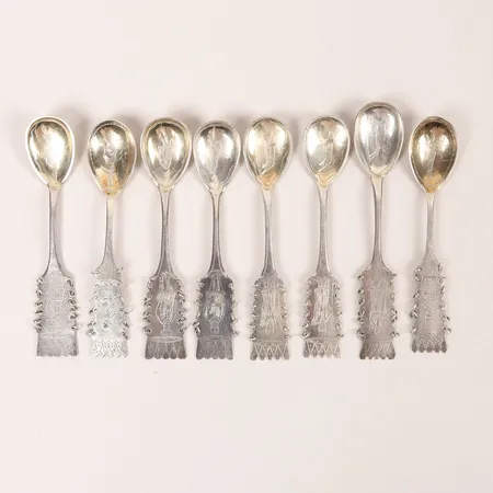 Sex kaffeskedar, samemotiv, längd: ca 11 cm, gravyr, silver. Vikt: 95 g