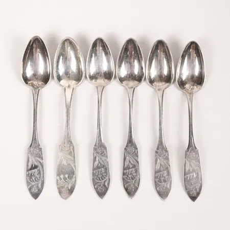 Sex kaffeskedar med snidad organisk dekor, Tornedalssilver, längd: ca 12 cm, gravyr, silver. Vikt: 58,4 g