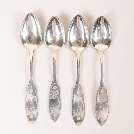 Fyra skedar med snidad organisk dekor, Tornedalssilver, längd: 171 - 197 mm, gravyr, silver. Vikt: 111,8 g