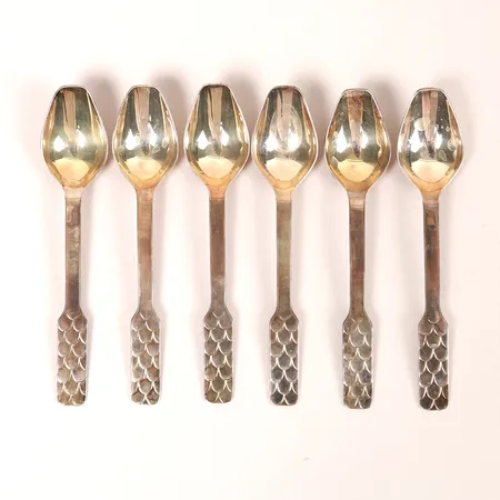 Sex kaffeskedar, modell Måsen, formgiven av Sigvard Bernadotte för Sveriges Olympiska Kommitté, Sporrong, år 1980 - 1989, förgyllda, längd: 114 mm, 925/1000 silver. Vikt: 82,8 g