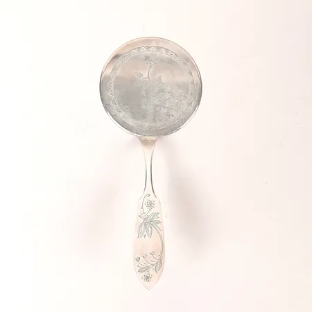 Kakspade med snidad dekor, Tornedalssilver, längd: 172 mm, år 1960, silver. Vikt: 45,2 g