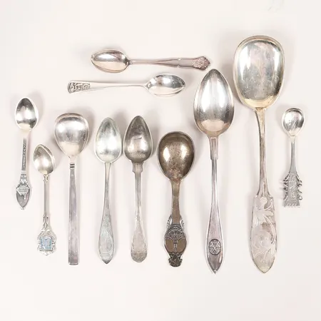 Diverse silverskedar, emalj, gravyr, slitage, silver. Vikt: 226,3 g