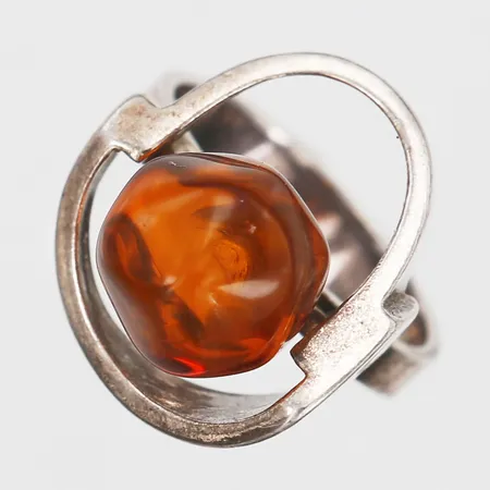 Ring med orange sten, stl 17¼, bredd 4-20mm, silver. Vikt: 6 g