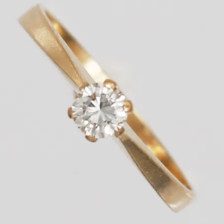 Ring med diamant ca 0,20ct, stl 17, bredd 2,5-4mm, We-Be Guld Ab, Rönninge, 1986, 18K guld. Vikt: 2,1 g