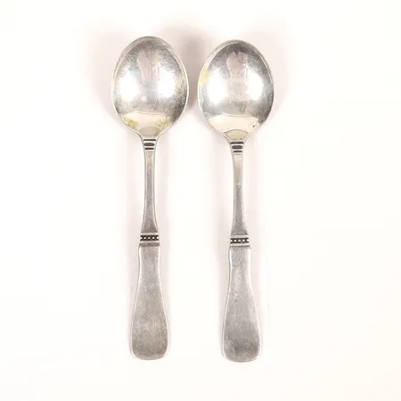Två moccaskedar, modell Uppsala, Markströms Guldsmedsaktiebolag, år 1965, längd: 100 mm, silver. Vikt: 17,7 g