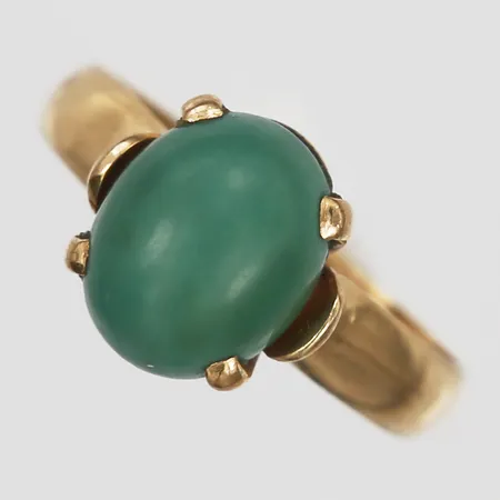 Ring med grön sten, stl: 17¼, bredd: 3 - 10 mm, 18K guld. Vikt: 3,9 g