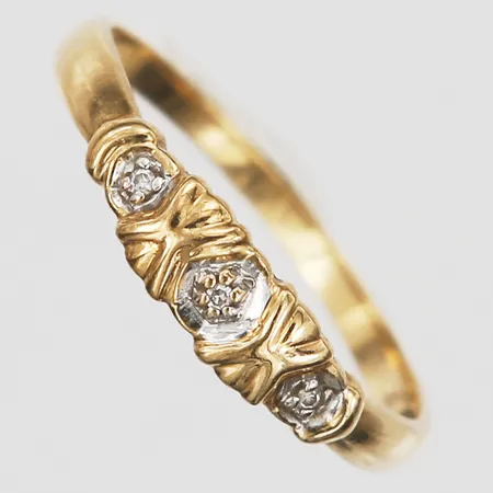 Ring med diamanter 3 x ca 0,0,005ct, stl: 18, bredd: 2 - 4 mm, 18K guld. Vikt: 1,4 g