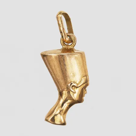 Hänge i form av Nefertiti, höjd inkl. ögla: 27 mm, bredd: 11 mm, 18K guld. Vikt: 1,3 g