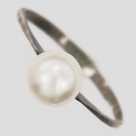 Ring med imitationspärla, stl: 16½, bredd: 2 - 7 mm, 925/1000 silver. Vikt: 1 g