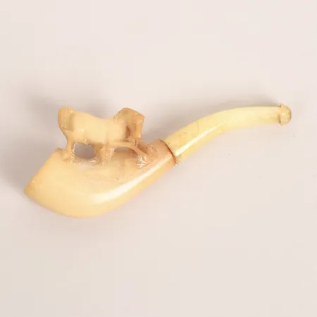 Pipa, sjöskum, munstycke av ben, längd ca 8, i etui, 1900-talets början, åldersbetingat slitage. Vikt: 0 g