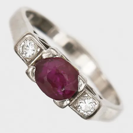 Ring med rubin samt diamanter 2 x ca 0,05 ct, Gerdt Hartvig Sandqvist, Stockholm 1962, stl: 16¾, bredd: 2 - 5 mm, 18K vitguld. Vikt: 3,9 g