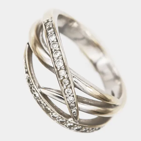 Ring med diamanter totalt ca 0,22ctv, stl: 17, bredd: 4 - 10 mm, brott i skena, 18K vitguld. Vikt: 6,3 g