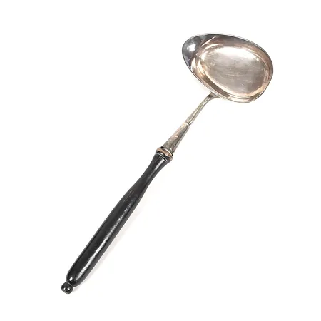 Slev med svarvat trähandtag, år 1842, längd: 31 cm, skadat handtag, silver. Bruttovikt: 78,7g Vikt: 0 g