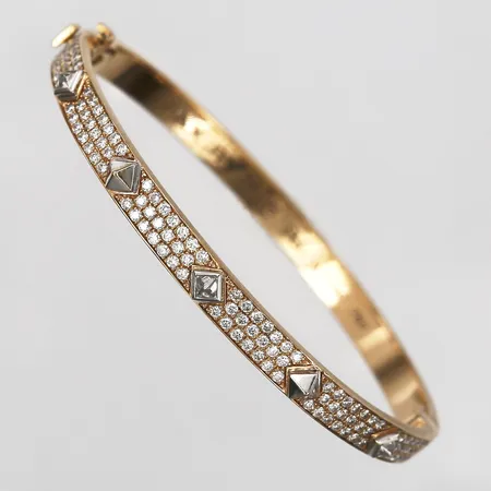 Armring, Rare Jewellery, Pax Pavé, med briljantslipade diamanter 124 x ca 0,01ct, kvalitet ca: TW-W(G-H)/SI, samt prinsesslipade diamanter 3 x ca 0,08ct, kvalitet ca: TW-W(G-H), totalt 1,58ctv, stl: S, nr: 4/100, art nr: 202ERG, nypris: 89.000:- , innermått: 54 mm, bredd: 4,5 mm, bruksslitage, dustbag samt originalask, 18K guld. Vikt: 19,5 g