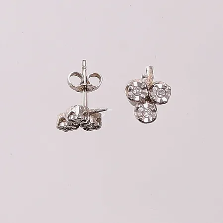 Ett par örhängen, 9mm, diamanter 6x ca 0,01ct, 18K 1,5g.