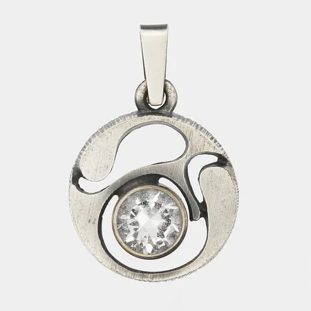 Hänge med bergkristall, Karl Laine, ca Ø18mm, silver.  Vikt: 3,3 g