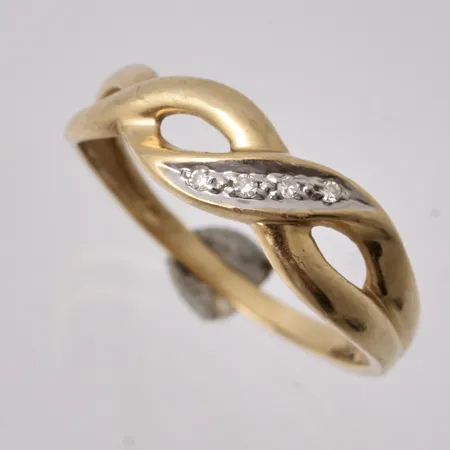 Ring i 18K guld, stl 15, bredd 1,4-5,18mm, 4st vita stenar, vikt 1,33g.