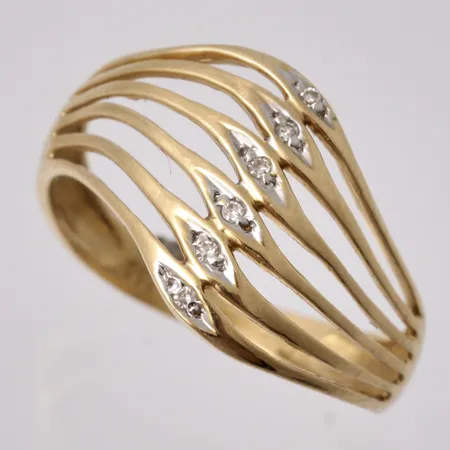  Ring i 18K guld, stl 15¾, bredd 2-11,7mm, 6st vita stenar, vikt 1,86g.