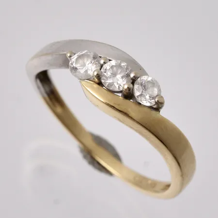  Ring i 18K guld/vitguld, stl 16, bredd 1,3-5,4mm, 3st vita stenar, vikt 1,98g.