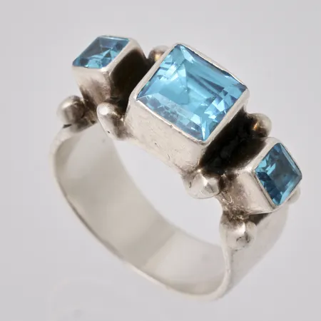 Ring i silver, stl17½, bredd 6-9,5mm, 3st turkosa stenar, största mått 7x7mm, 925/1000, tillverkad av Kumkum, vikt 8,98g.