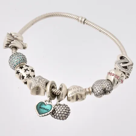 Armband i silver, 19cm, Pandora, 9st berlocker, 925/1000, vikt 39,84g.