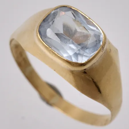 Ring i 18K guld, stl 19, bredd 1,95-8,8mm, 1st blå sten, mått 7x9mm,  bucklor finns, bruttovikt 2,44g, ca nettovikt 1,64g.