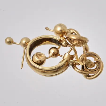 Diverse defekt guld, 18K, vikt 3,28g.