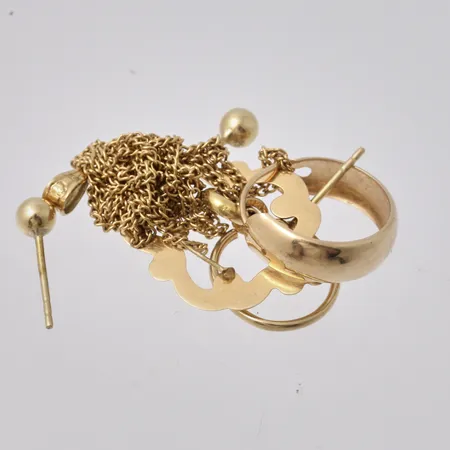 Diverse defekt guld, 18K, vikt 3,77g.