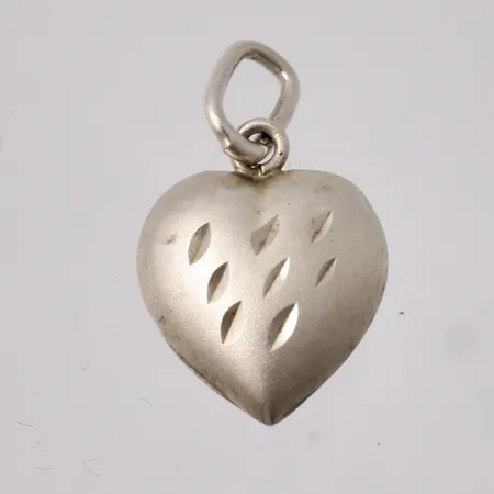  Hänge i silver, Hjärta, mått 1x17,5mm, 925/1000, vikt 0,56g.