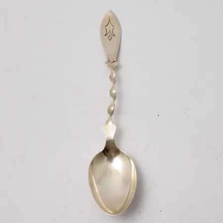 1st kaffesked i silver, 14cm, modell Jämtlandsskeden, 830/100, tillverkad av Guldsmedsaktiebolaget I Stockholm, år 960, vikt 13,04g.