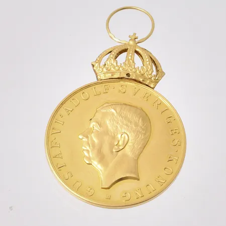 Medalj Gustaf V, Af Kungliga Patriotiska sällskapet, år 1961, gravyr, Ø35,8mm, mynt 23K, krona med ögla 18K, vikt 24,4g.