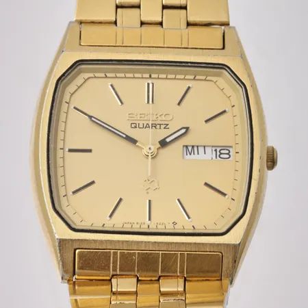 Herrur Seiko SQ, stål, quartz, ca 34mm, dag/datum, ref:8123-5222, serie-nr 3N0677, Japan, stållänk med viklås, i behov av batteri byte.
