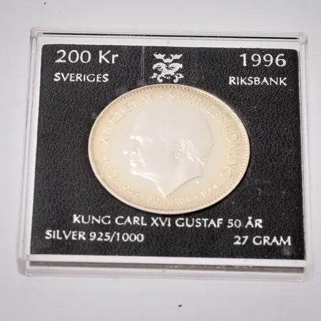 Minnesmynt "KUNG CARL XVI GUSTAF 50 ÅR" i silver från 1996 i plastetui, nominellt värde 200kr,  925/1000, vikt 27g.