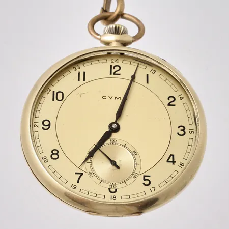 Fickur Cyma, 14K guld, Ø47mm, verk-nr 58634, boett-nr 4835100, defekt går ej, saknar glas, urverk sitterlöst i boetten, bruttovikt 52,46g, kedja i metall.