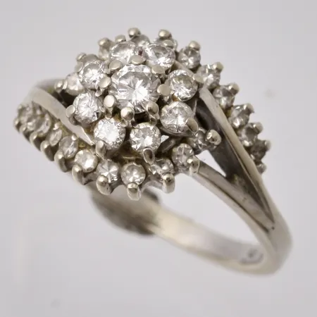Ring i 18K vitguld, stl 17½, 31st diamanter, 0,75ct enligt gravyr, importstämplad, vikt 5,43g.