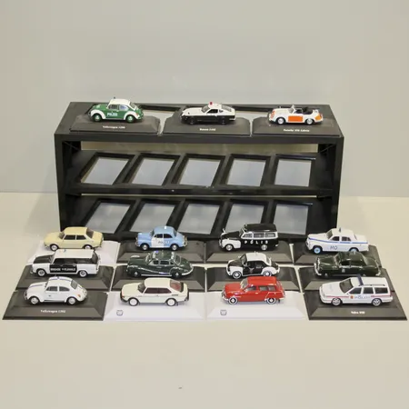 15st Samlarbilar i plåt, ca längd 8-11cm, VW, Datsun, Saab, Porsche, Volvo, Renault, MB, Morris, Peugot, Warszawa, levereras med ställ, ca 49x20x18cm. Skickas med paket.