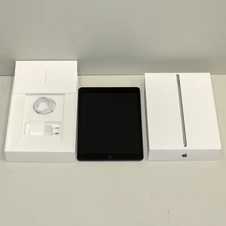 Ipad 9e generationen, 64gig, rymdgrå, modell A2602, serie nr: GT7NKXGP1, orginalkartong, laddare, sladd, instruktionsbok, fabriksåterställd, fint skick
