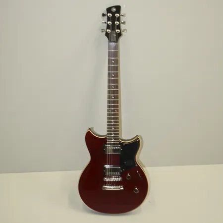 Elgitarr, Yamaha Revstar RS420, kropp i lönn/nato, tune-o-matic-stall, hals i nato, skallängd 24,75 med 13,75s radie, 22st medium-band, greppbräda i rosenträ, alnico humbuckers, volym&tonkontroll med dry-switch, diecast stämskruvar, serie nr: HMM2088WW, mjukt fodral Skickas med Bussgods eller PostNord