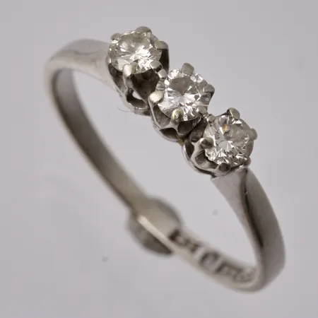 Ring i 18K vitguld, Ø17, 3st diamanter ca 0,13ct, totalt 0,39ct, tillverkad av Waleby Juvelerare Oskar, vikt 2,3g.