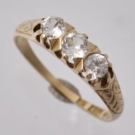 Ring i 18K guld, Ø17, 3 vita stenar, tillverkad av Ceson Guldvaru Ab, vikt 2,82g.