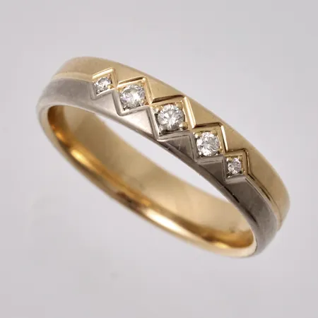 Ring i 18K guldvitguld, stl 20, bredd 5mm, 5st diamanter,  totalt 0,12ct, tillverkad av Schalins, vikt 6,56g. 